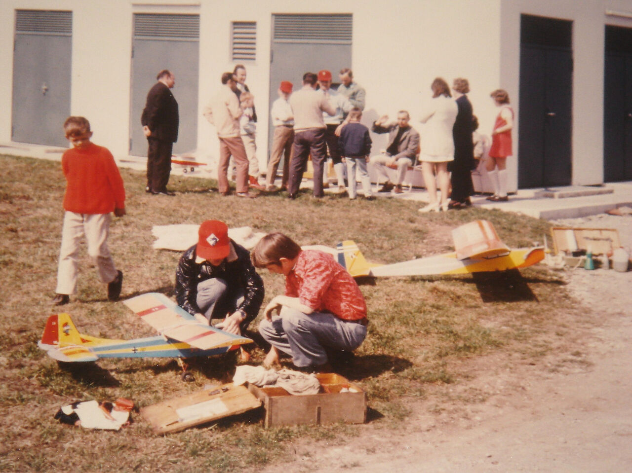 Historisches Foto: zwei Gründungsmitglieder 1972 mit Modellflugzeug