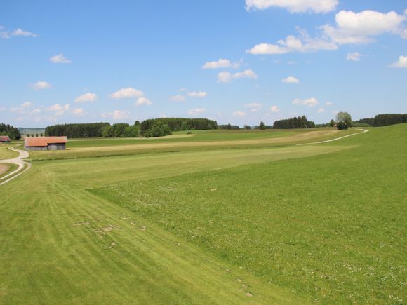 Gemähte Startbahn des Fluggeländes unter blauem Himmel